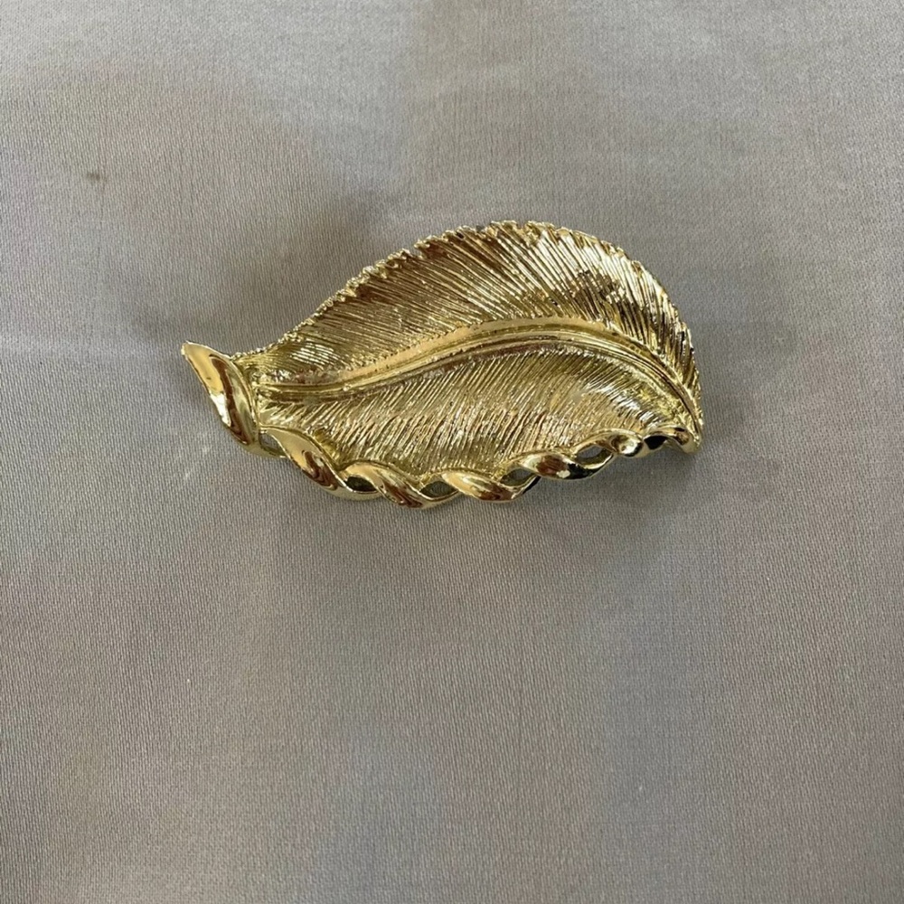 Vintage brooch Gerry’s Gold Tone Leaf Feather